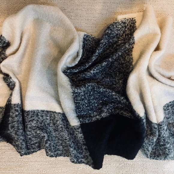 H&M Black & Cream Blanket Scarf - Picture 4 of 8